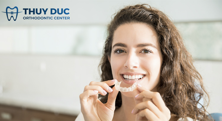 Hàm duy trì tháo lắp bằng nhựa trong suốt 1