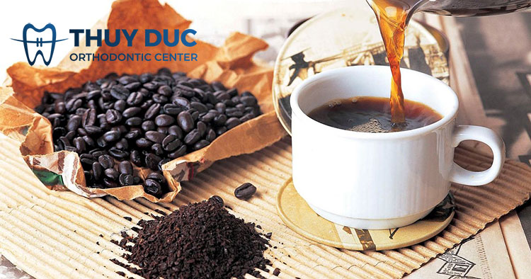 Dùng thực phẩm gây đổi màu răng 1 Dùng thực phẩm gây đổi màu răng 1