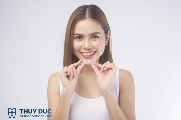 Niềng răng trong suốt giá bao nhiêu? 1