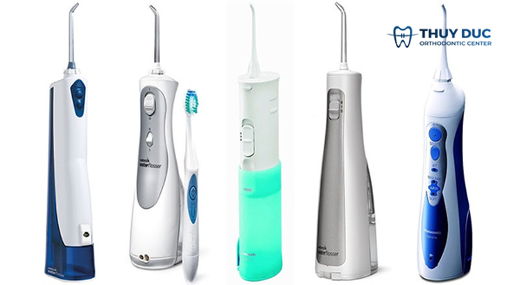 1. Vệ sinh răng miệng sau mỗi bữa ăn và ăn nhẹ để tránh hơi thở có mùi với niềng răng 2