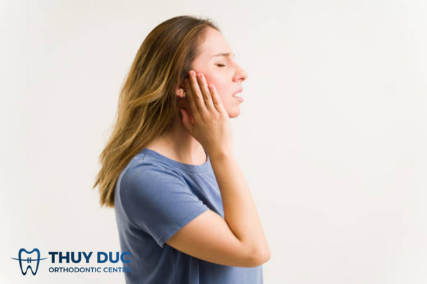 Sưng đau tại vị trí vít niềng răng 1 Sưng đau tại vị trí vít niềng răng 1