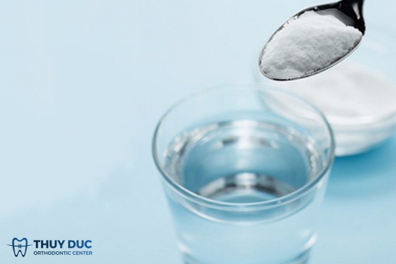 Súc miệng bằng nước muối ấm 1 Súc miệng bằng nước muối ấm 1