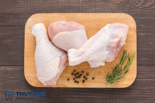 Đang niềng răng có ăn được thịt gà không? 1 Đang niềng răng có ăn được thịt gà không? 1