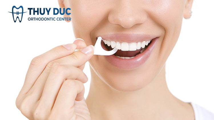 Dùng chỉ nha khoa thường xuyên có làm thưa răng? 1 Dùng chỉ nha khoa thường xuyên có làm thưa răng? 1