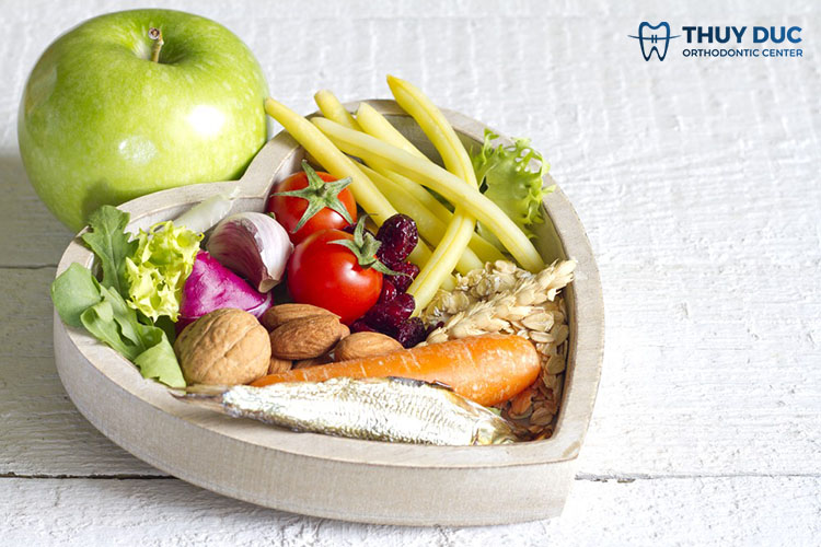 Chế độ ăn uống lành mạnh có vai trò gì với việc làm lành nhiệt miệng? 1