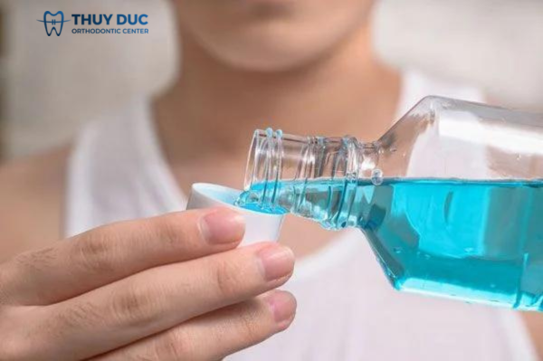 3. Súc miệng ngay sau khi ăn 1 3. Súc miệng ngay sau khi ăn 1