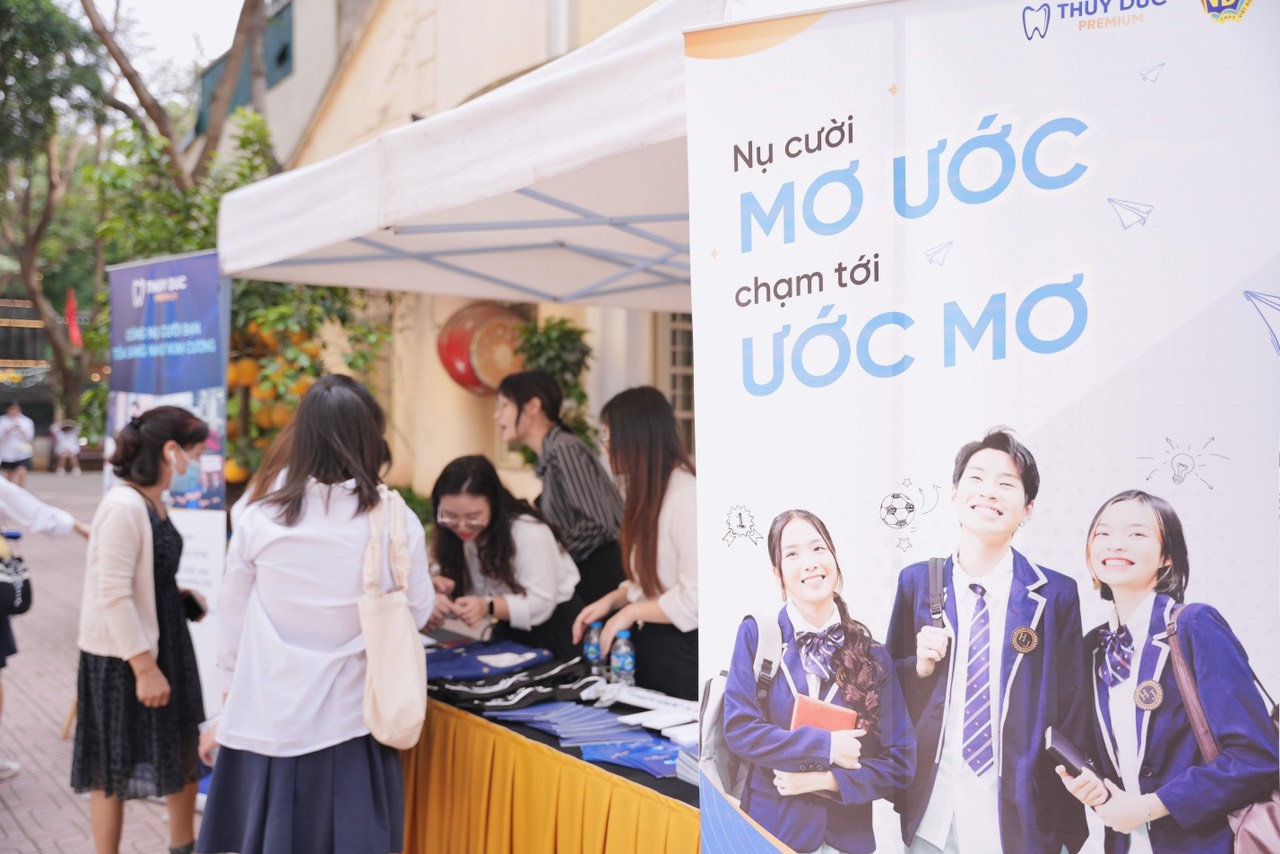 NHA KHOA THÚY ĐỨC X THPT VIỆT ĐỨC: HÂN HẠNH LÀ NHÀ TÀI TRỢ KIM CƯƠNG CHO CHƯƠNG TRÌNH 