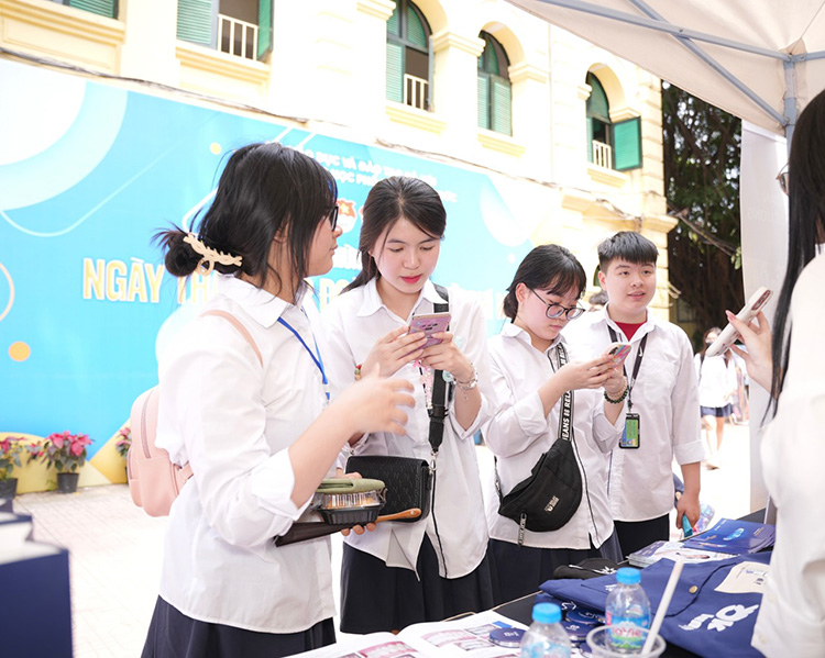 NHA KHOA THÚY ĐỨC X THPT VIỆT ĐỨC: HÂN HẠNH LÀ NHÀ TÀI TRỢ KIM CƯƠNG CHO CHƯƠNG TRÌNH 