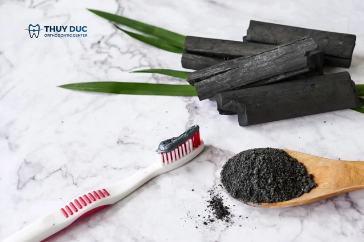 Làm trắng răng bằng than hoạt tính 1 Làm trắng răng bằng than hoạt tính 1