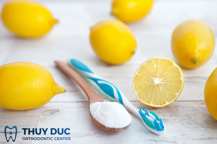 Đánh răng bằng baking soda với chanh 1