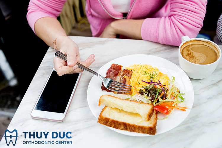 Có nên đánh răng sau khi ăn sáng không? 1