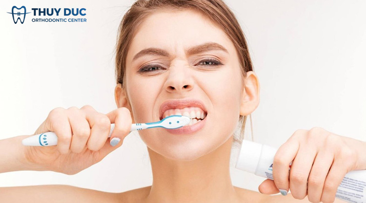 Do chải răng quá mạnh 1