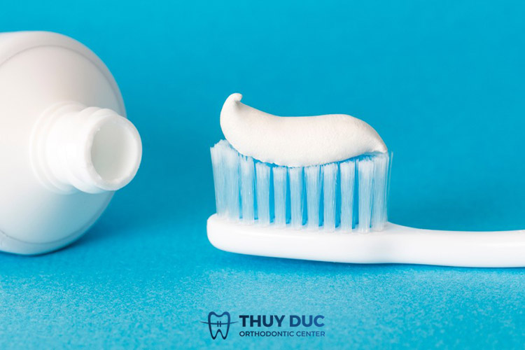 Do sử dụng kem đánh răng có nhiều Flour hoặc chất tẩy trắng 1