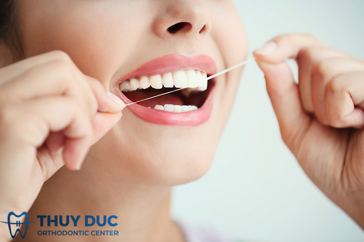 Dùng chỉ nha khoa trước hay sau khi đánh răng? 1