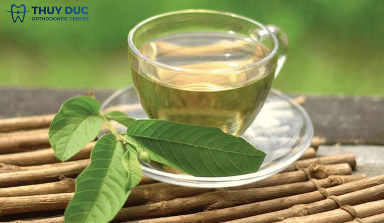 Sử dụng nước lá ổi non 1