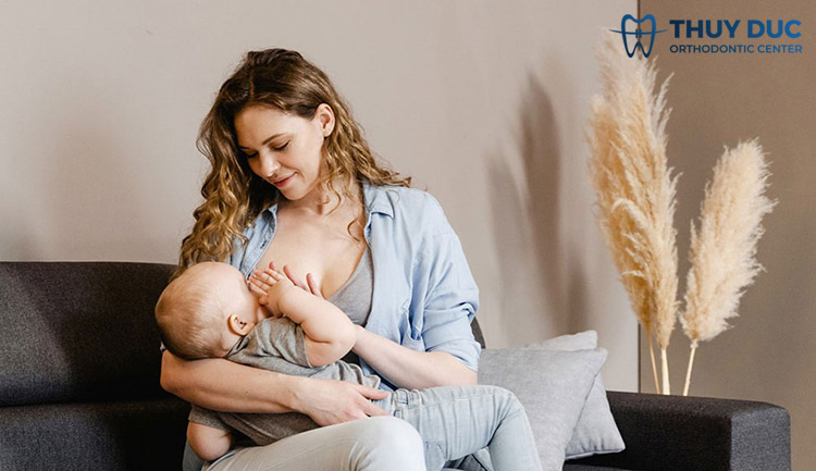 Đang cho con bú có niềng răng được không? 1