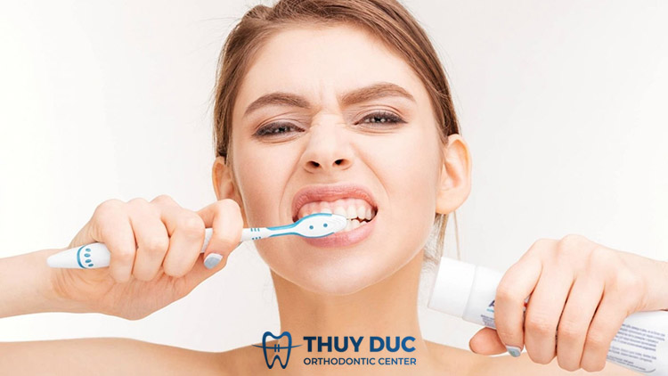 Tìm hiểu nguyên nhân gây chảy máu chân răng thường xuyên 3 Tìm hiểu nguyên nhân gây chảy máu chân răng thường xuyên 3