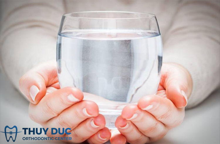 Uống nước ấm thay vì nước lạnh 1 Uống nước ấm thay vì nước lạnh 1