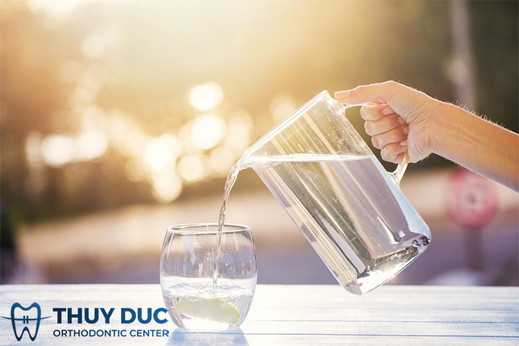 Buổi sáng nên uống nước trước hay sau khi đánh răng? 1 Buổi sáng nên uống nước trước hay sau khi đánh răng? 1