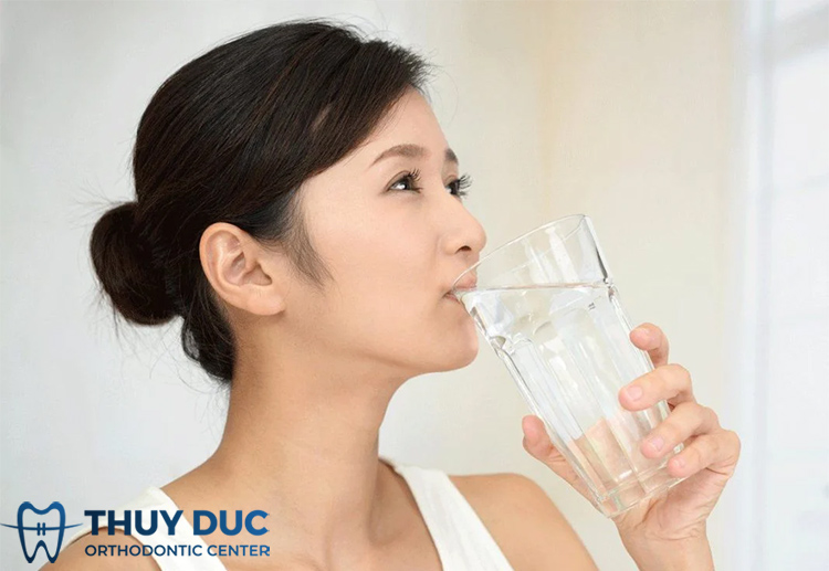 Tại sao không nên uống nước ngay sau khi đánh răng? 1 Tại sao không nên uống nước ngay sau khi đánh răng? 1