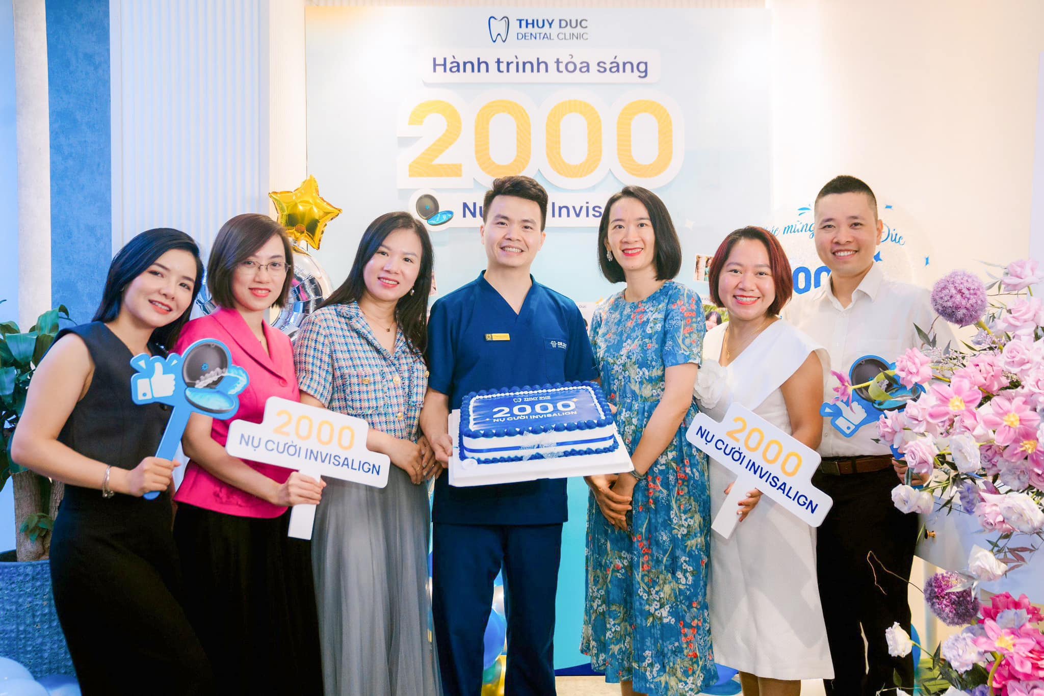 NHA KHOA THÚY ĐỨC CẢM ƠN ĐOÀN ĐẠI DIỆN INVISALIGN VIỆT NAM GỬI HOA CHÚC MỪNG CỘT MỐC 2000 NỤ CƯỜI INVISALIGN TOẢ SÁNG 2 NHA KHOA THÚY ĐỨC CẢM ƠN ĐOÀN ĐẠI DIỆN INVISALIGN VIỆT NAM GỬI HOA CHÚC MỪNG CỘT MỐC 2000 NỤ CƯỜI INVISALIGN TOẢ SÁNG 2