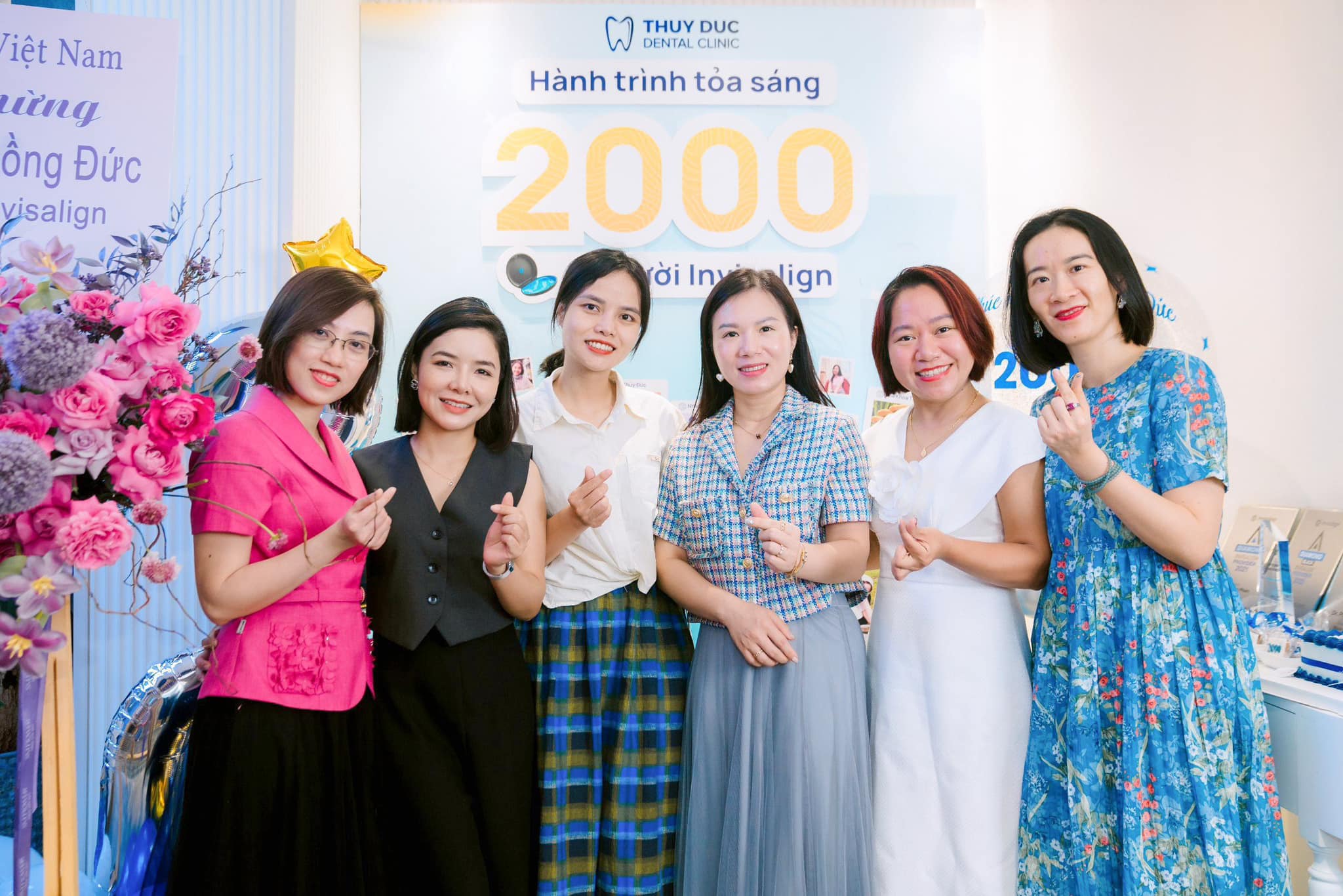 NHA KHOA THÚY ĐỨC CẢM ƠN ĐOÀN ĐẠI DIỆN INVISALIGN VIỆT NAM GỬI HOA CHÚC MỪNG CỘT MỐC 2000 NỤ CƯỜI INVISALIGN TOẢ SÁNG 3 NHA KHOA THÚY ĐỨC CẢM ƠN ĐOÀN ĐẠI DIỆN INVISALIGN VIỆT NAM GỬI HOA CHÚC MỪNG CỘT MỐC 2000 NỤ CƯỜI INVISALIGN TOẢ SÁNG 3