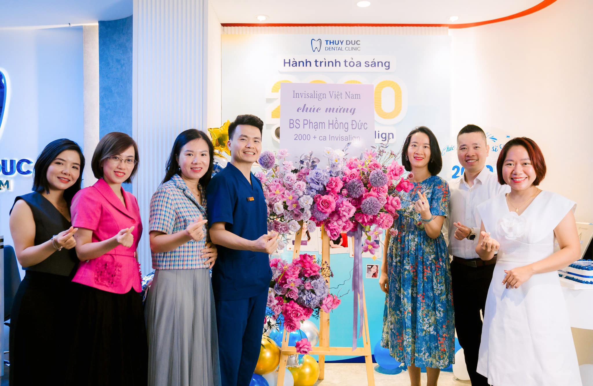 NHA KHOA THÚY ĐỨC CẢM ƠN ĐOÀN ĐẠI DIỆN INVISALIGN VIỆT NAM GỬI HOA CHÚC MỪNG CỘT MỐC 2000 NỤ CƯỜI INVISALIGN TOẢ SÁNG 1 NHA KHOA THÚY ĐỨC CẢM ƠN ĐOÀN ĐẠI DIỆN INVISALIGN VIỆT NAM GỬI HOA CHÚC MỪNG CỘT MỐC 2000 NỤ CƯỜI INVISALIGN TOẢ SÁNG 1